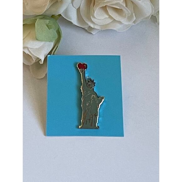 Vintage Statue Of Liberty Holding Heart Pin Brooch - Picture 2 of 3